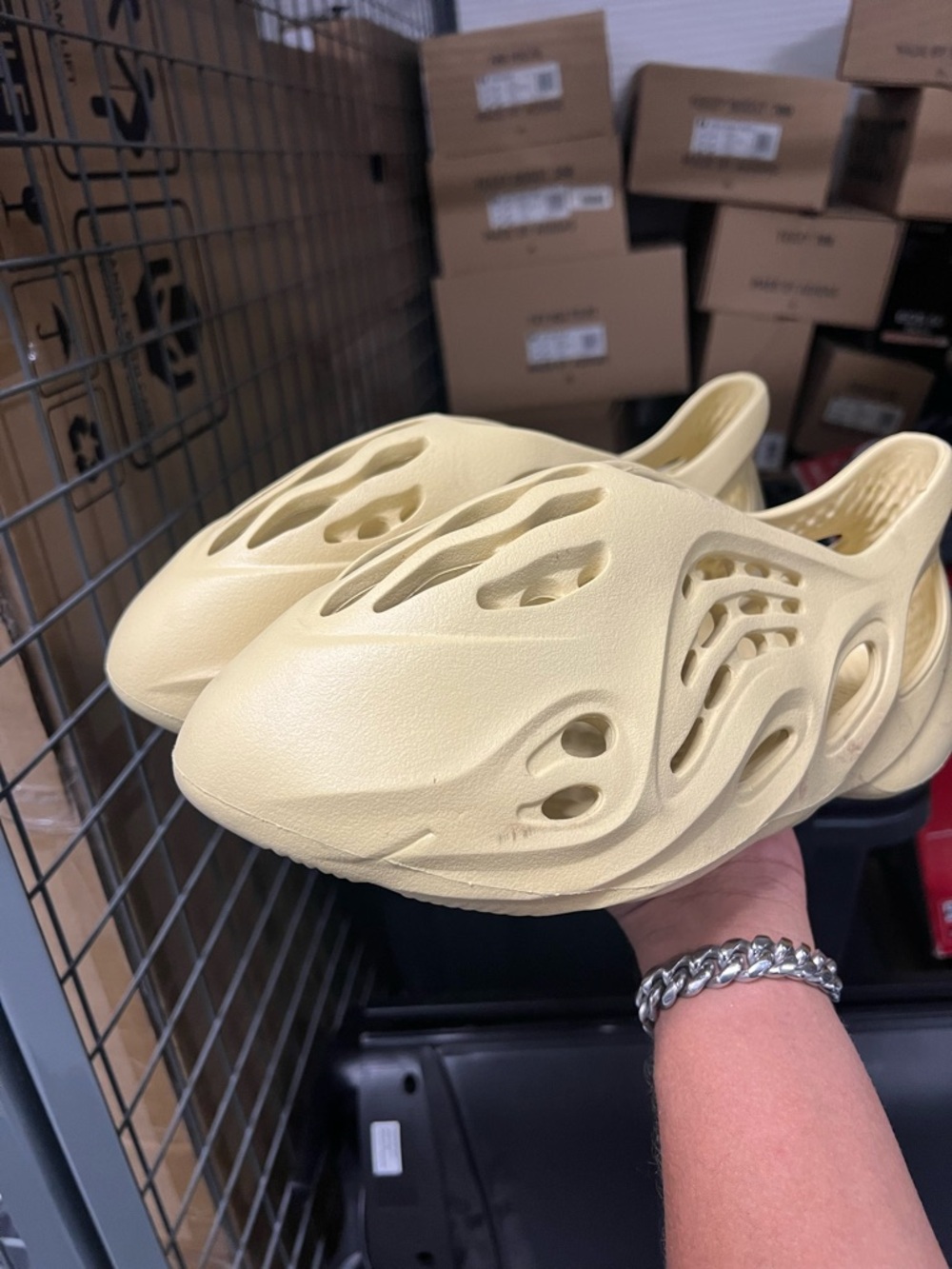 Yeezy Foam Runner Pale Yellow Slip-On Clog